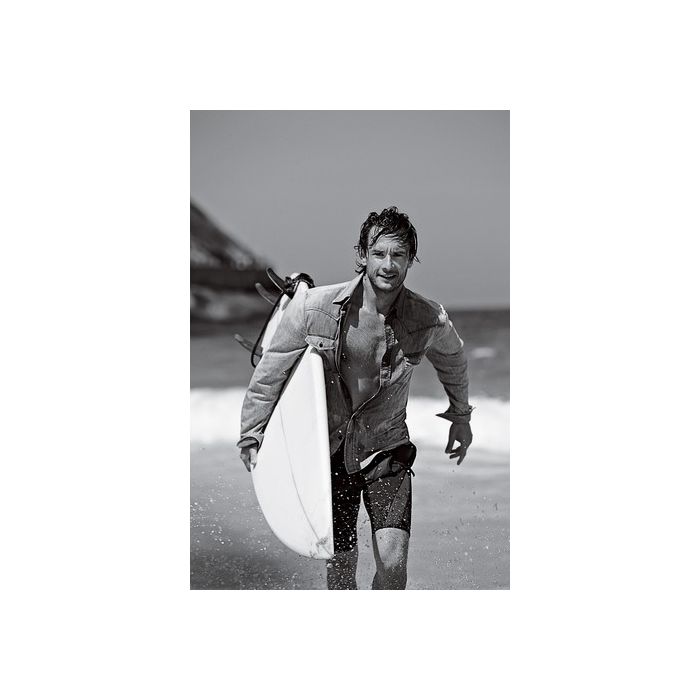O ator Rodrigo Santoro contou à revista &quot;BT&quot; que o surf é um momento que ele tem de paz e tranquilidade: &quot;O surfe me traz o relaxamento necessário para que eu esteja concentrado no trabalho&quot;