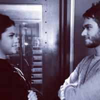 Selena Gomez e Zedd se conheceram porque o produtor precisava fazer xixi!