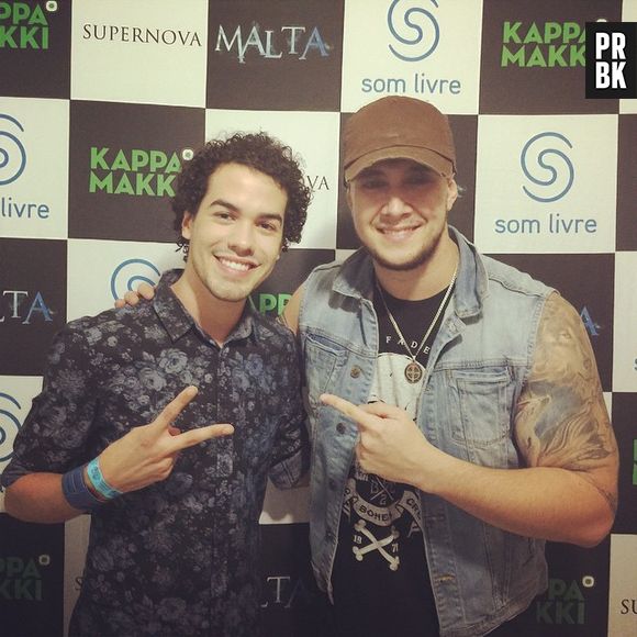 Sam Alves e Bruno Boncini, da banda Malta, posam em bastidores de show