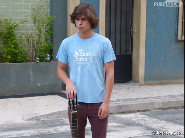 Em "Malhação", Pedro (Rafael Vitti) tenta fazer uma serenata para Karina (Isabella Santoni)