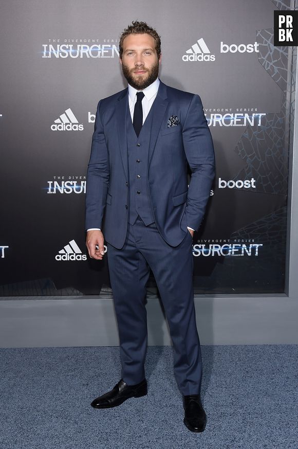 Jai Courtney apareceu todo lindão na première "Insurgente", na última segunda-feira (16)