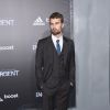 Theo James, o intérprete do Quatro, também dá as caras da première de "Insurgente", em Nova York