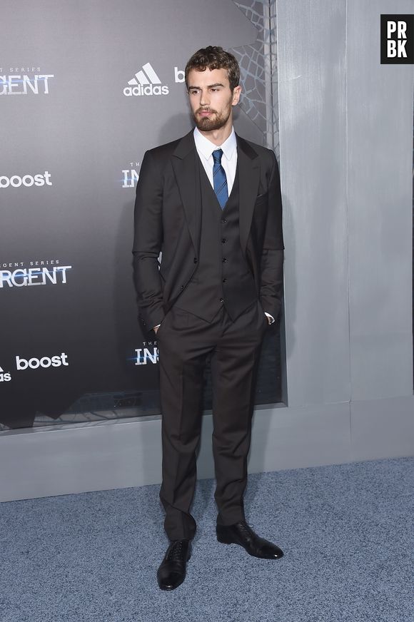Theo James, o intérprete do Quatro, também dá as caras da première de "Insurgente", em Nova York