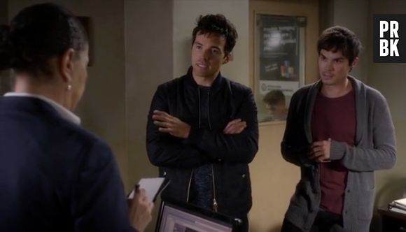 Ezra (Ian Harding) e Caleb (Tyler Blackburn) tentaram ajudar as meninas e só pioraram a situação delas em "Pretty Little Liars"