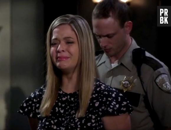 Em "Pretty Little Liars", Alison (Sasha Pieterse) chora quando é declarada culpada pelo assassinato de Mona (Janel Parrish)