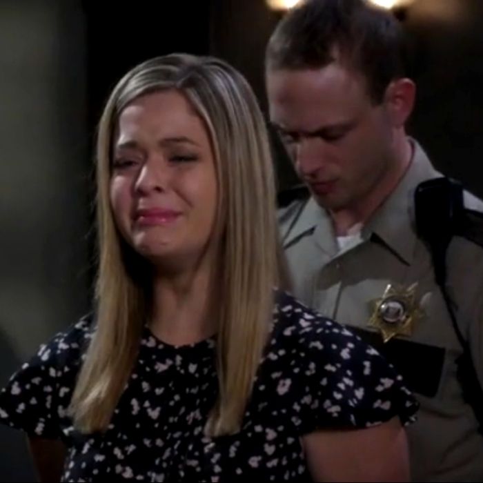  Em &quot;Pretty Little Liars&quot;, Alison (Sasha Pieterse) chora quando &amp;eacute; declarada culpada pelo assassinato de Mona (Janel Parrish) 