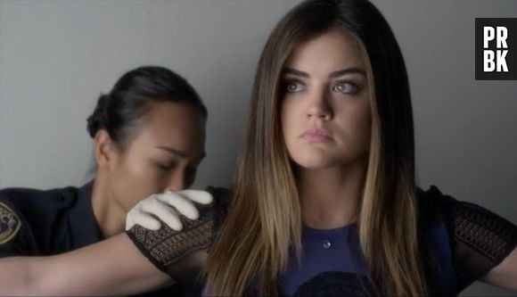 Aria (Lucy Hale) chora enquanto é presa em"Pretty Little Liars"