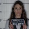 Em "Pretty Little Liars", Spencer (Troian Bellisario) posa para ser fichada com seu nome