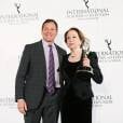 Fernanda Montenegro recebeu o troféu de "Melhor Atriz" do Emmy Internacional pelas mãos do  ator Steve Guttenberg 
