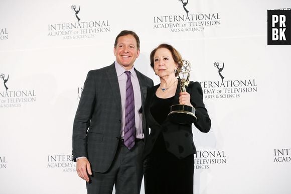 Fernanda Montenegro recebeu o troféu de "Melhor Atriz" do Emmy Internacional pelas mãos do ator Steve Guttenberg