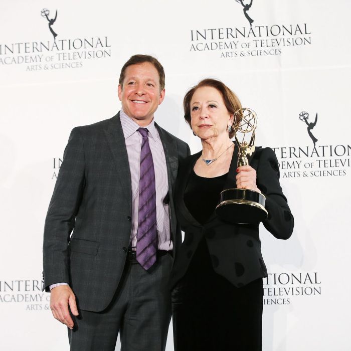 Fernanda Montenegro recebeu o troféu de &quot;Melhor Atriz&quot; do Emmy Internacional pelas mãos do  ator Steve Guttenberg 