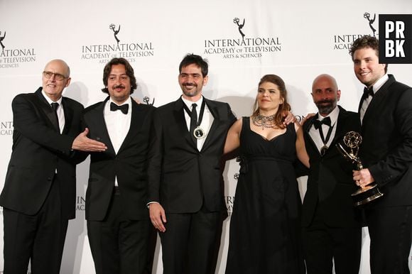 Jeffrey Tambor entregou o Emmy Internacional de "Melhor Telenovela" para Thiago Fragoso e equipe de "Lado a Lado"