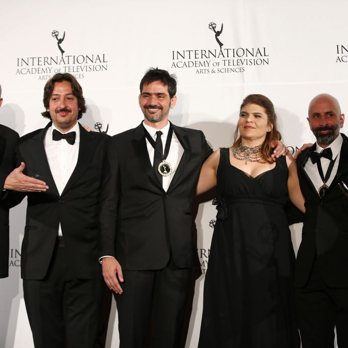  Jeffrey Tambor entregou o Emmy Internacional de &quot;Melhor Telenovela&quot; para Thiago Fragoso e equipe de &quot;Lado a Lado&quot; 