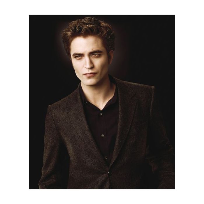  Robert Pattinson ficou famoso por viver o rom&amp;acirc;ntico Edward Cullen da saga &quot;Crep&amp;uacute;sculo&quot;! 