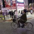  Sabrina Sato andando de bicicleta nas ruas de T&oacute;quio, no Jap&atilde;o 