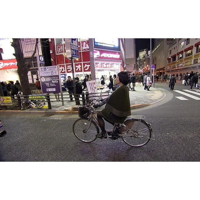  Sabrina Sato andando de bicicleta nas ruas de T&amp;oacute;quio, no Jap&amp;atilde;o 