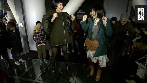 Sabrina Sato e uma fã oriental durante a gravação do programa da musa no Japão