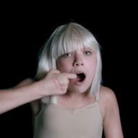 Sia libera clipe da música "Big Girls Cry", novamente com a participação da atriz Maddie Ziegler!