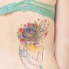 A tatuagem aquarela traz traços delicados