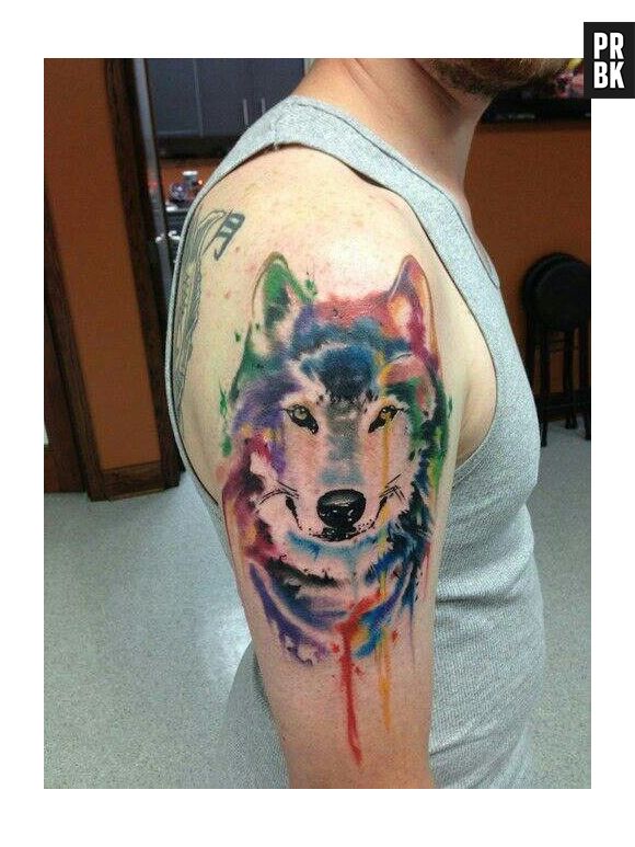 Tatuagens de lobo trazem grandes significados, em aquarela isso fica bem mais evidente