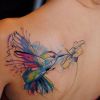 Mais um beija-flor tatuado no estilo aquarela