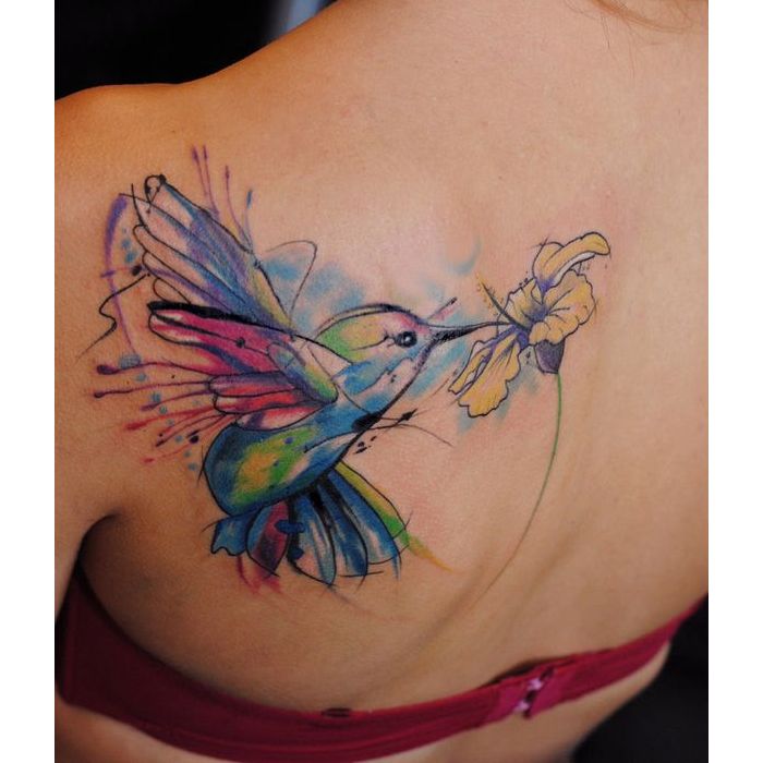  Mais um beija-flor tatuado no estilo aquarela 