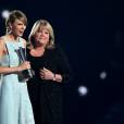   Taylor Swift recebe pr&ecirc;mio especial de sua m&atilde;e Andrea durante o ACM Awards 2015 e se emociona!  
