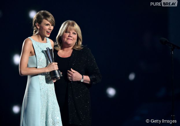 Taylor Swift recebe pr&ecirc;mio especial de sua m&atilde;e Andrea durante o ACM Awards 2015 e se emociona!