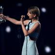  Taylor Swift agradece o apoio dos f&atilde;s em discurso emocionado no ACM Awards 2015 