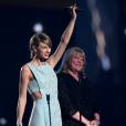  Andrea, m&atilde;e de Taylor Swift, entregou um pr&ecirc;mio especial Milestone Awards, para a filha no ACM Awards 2015 