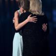  Taylor Swift se emociona com o discurso de sua m&atilde;e Andrea no ACM Awards 2015 