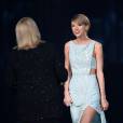  No ACM Awards 2015, Taylor Swift &eacute; chamada ao palco pela sua m&atilde;e Andrea 