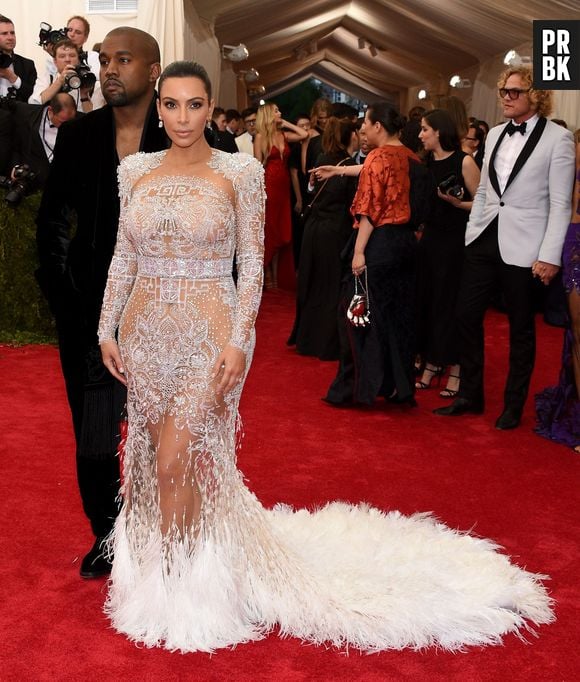 Kim Kardashian também roubou a cena com vestido luxuoso no MET Gala 2015