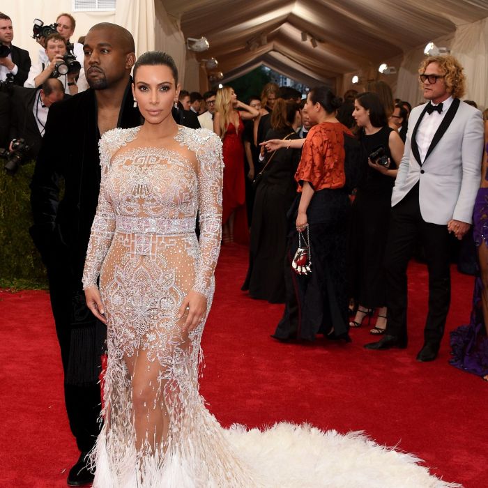  Kim Kardashian tamb&amp;eacute;m roubou a cena com vestido luxuoso no MET Gala 2015 