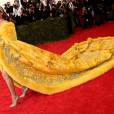  Rihanna arrasou com vestido amarelo e pomposo no MET Gala 2015 