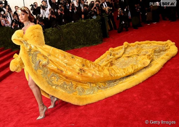 Rihanna arrasou com vestido amarelo e pomposo no MET Gala 2015