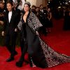 Lady Gaga e vestido de penas de galinha no MET Gala 2015