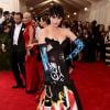 Katy Perry investiu em um vestido no estilo pop-art durante o MET Gala 2015