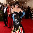  Katy Perry investiu em um vestido no estilo pop-art durante o MET Gala 2015 