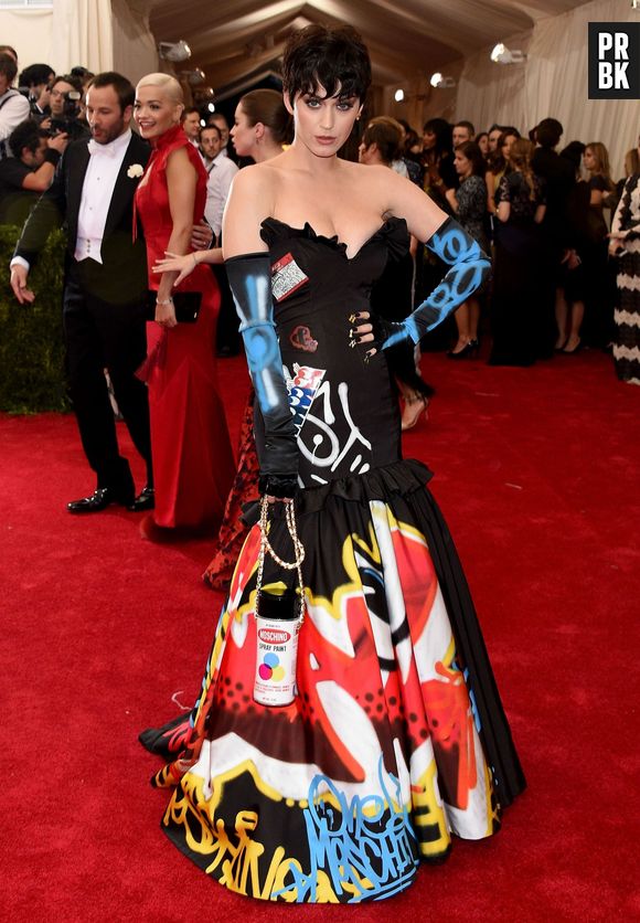 Katy Perry investiu em um vestido no estilo pop-art durante o MET Gala 2015