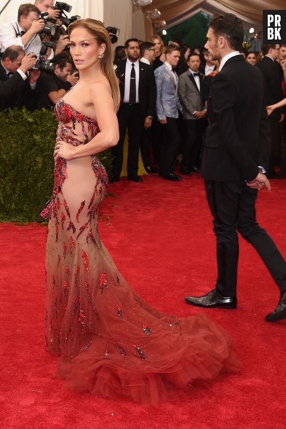 Jennifer Lopez mostrou o corpão em figurino transparente no MET Gala 2015