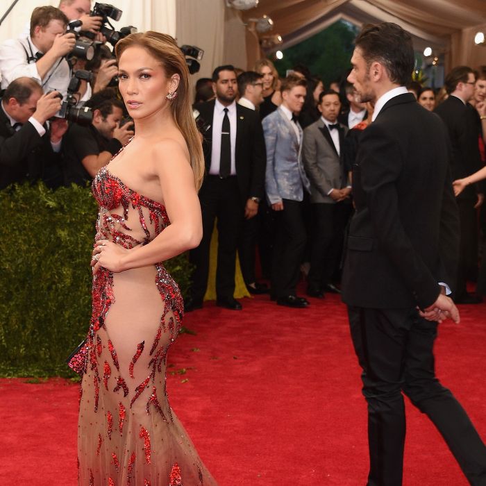  Jennifer Lopez mostrou o corp&amp;atilde;o em figurino transparente no MET Gala 2015 