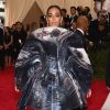 Solange Knowles, irmão de Beyoncé, ousou em figurino estranho no MET Gala 2015