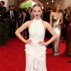 A atriz Amanda Seyfried e seu lindo vestido no MET Gala 2015