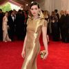 Anne Hathaway brilhou com roupa dourada no MET Gala 2015