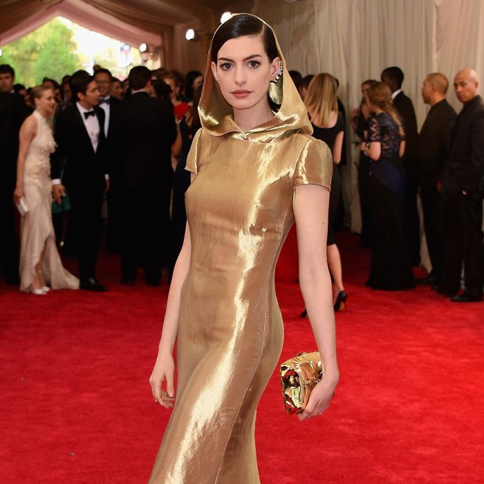  Anne Hathaway brilhou com roupa dourada no MET Gala 2015 