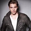 Em "Shadowhunters", o ator Dominic Sherwood, que fez parte do elenco do filme "Academia de Vampiros", vai viver o mocinho Jace Wayland