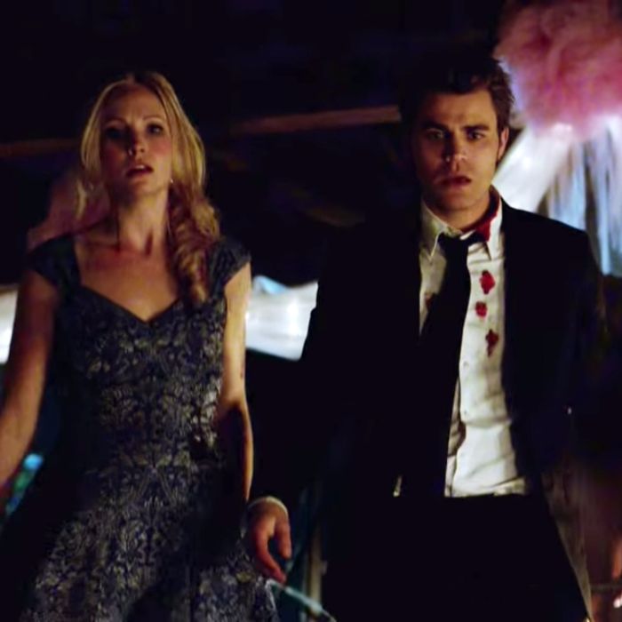 Caroline (Candice Accola) e Stefan (Paul Wesley) ficam chocados ao verem Elena (Nina Dobrev) no chão em &quot;The Vampire Diaries&quot;