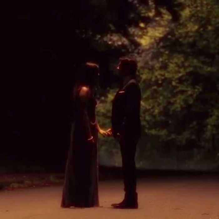 Elena (Nina Dobrev) se despede de Damon (Ian Somerhalder) através de pensamento em &quot;The Vampire Diaries&quot;