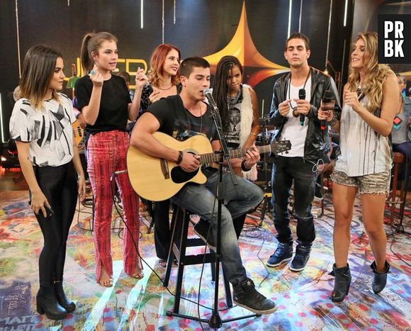 Arhur Aguiar e elenco de "Malhação" se reunem para participar do "SuperStar" web